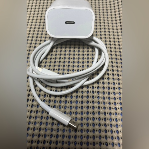 Apple iPhone Charger Block Lightly Used - Picture 2 of 2